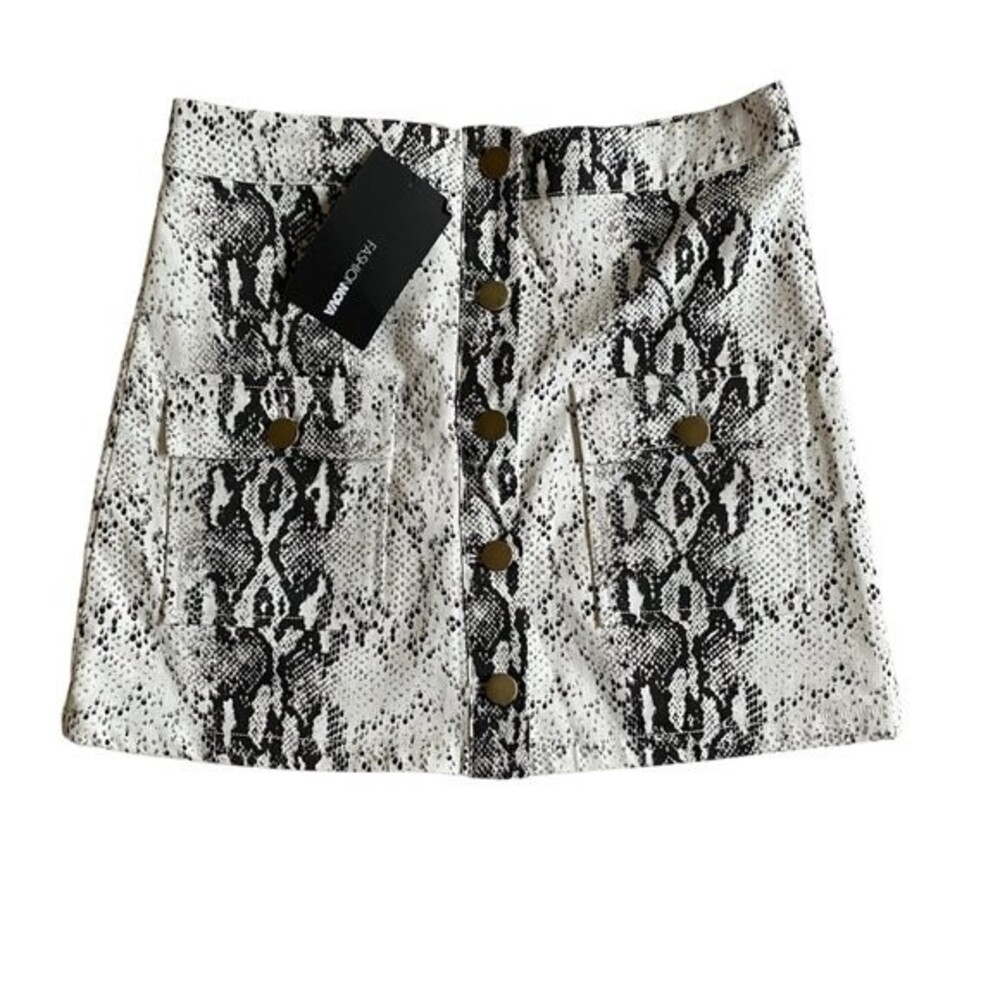 NWT Fashion Nova Snake Print Cargo Mini Skirt Size S Lined Black White Feminine
